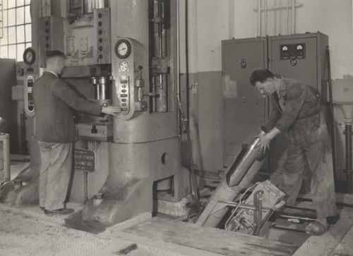 Een zwart-wit foto van mensen die aan het werk zijn