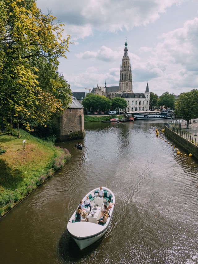 Maak een rondvaart door Breda langs de grote kerk en de haven
