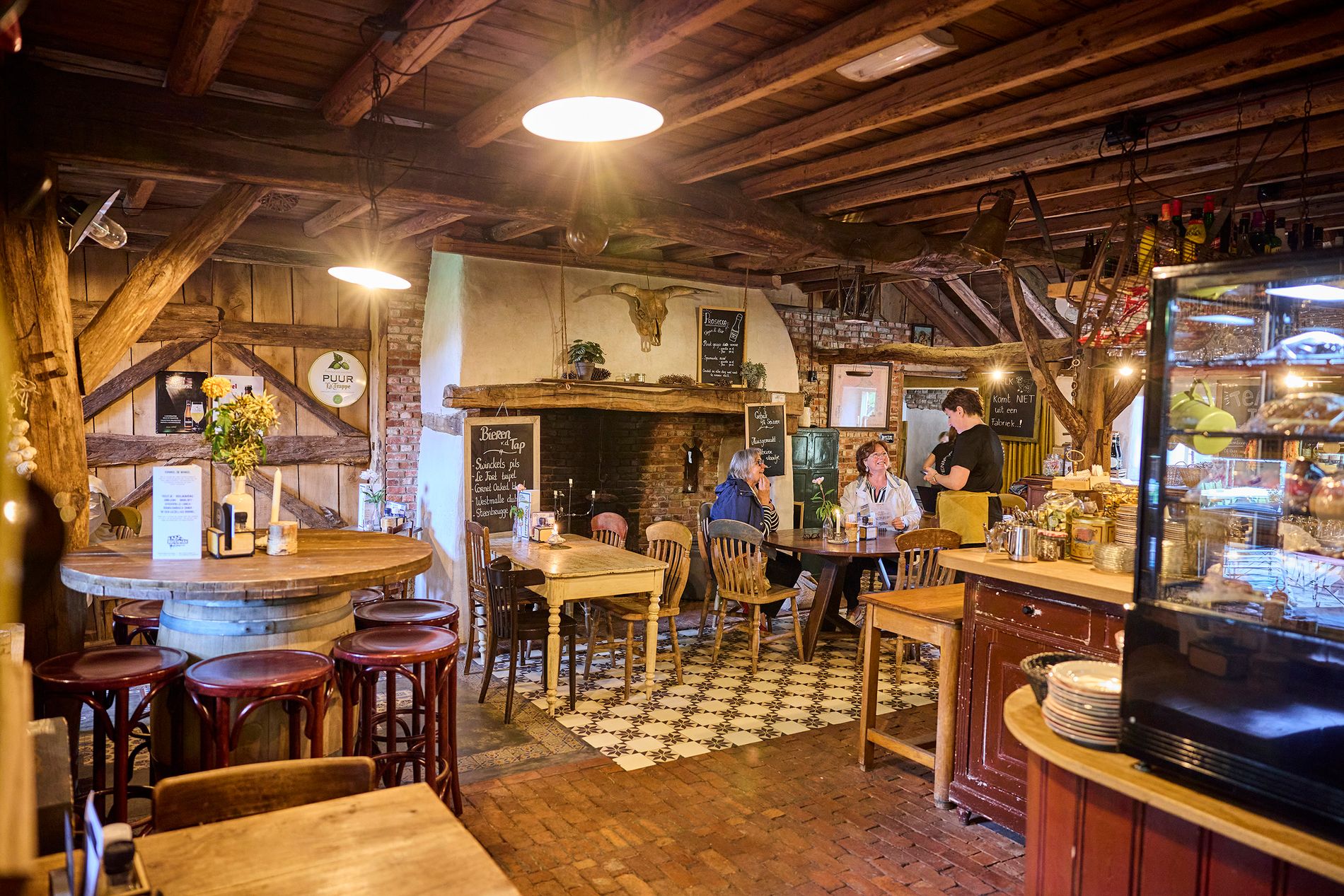 De gezellige sfeer binnen in de 400 jaar oude boerderij