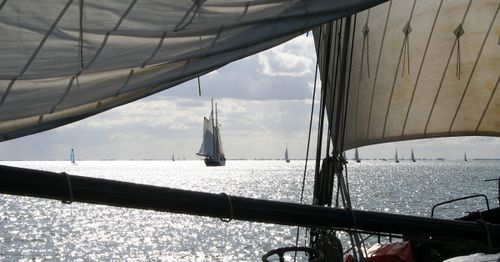 Een doorkijkje van een zeilschip