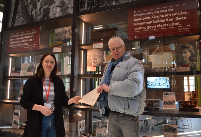 Peter Bogaerts, zoon van Riet, schenkt het verslag aan Sanne Schraa van Erfgoed ’s-Hertogenbosch