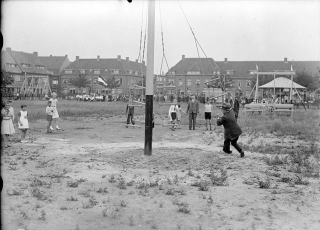 Opening kinderspeeltuin op het Taxandriaplein in 1938