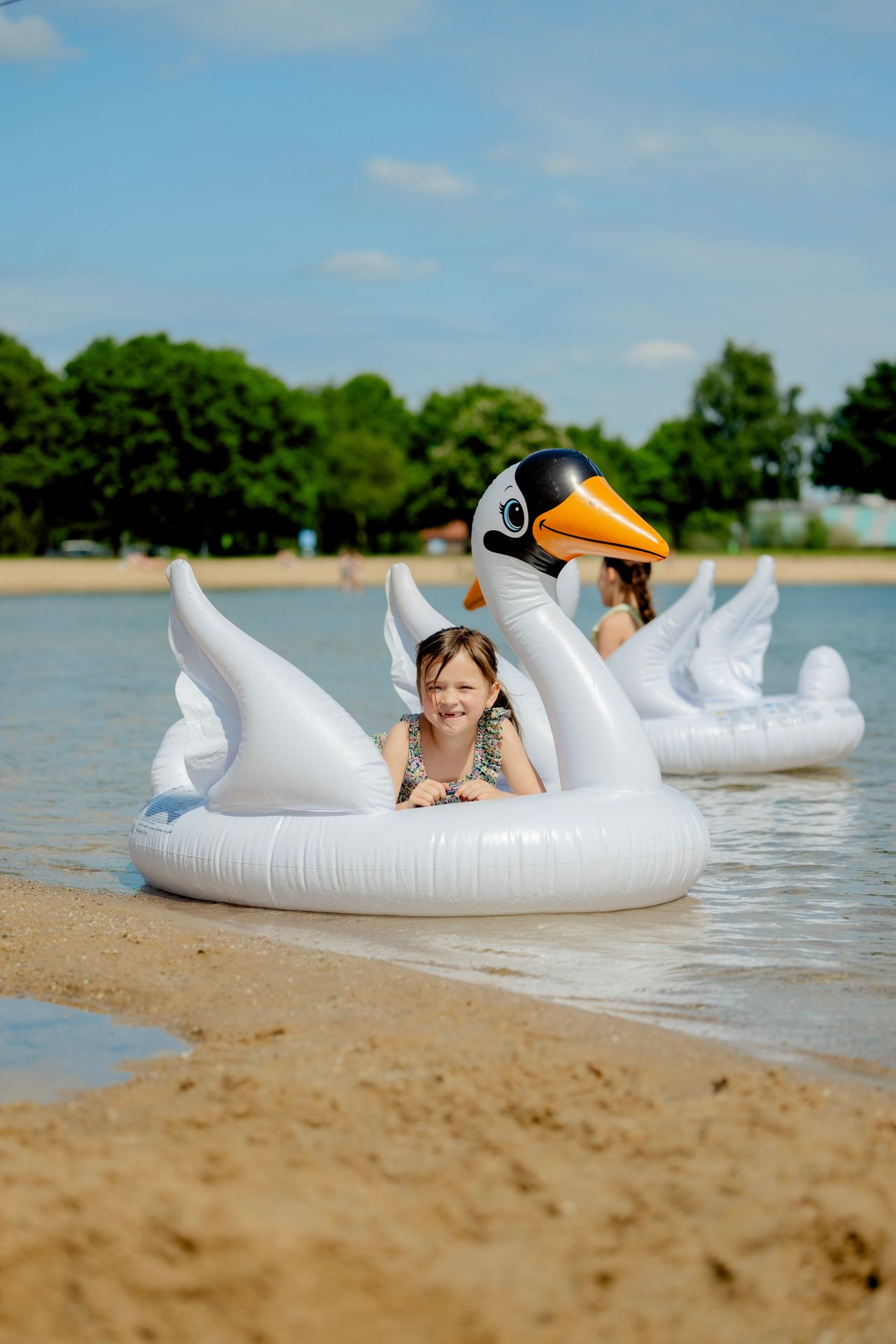 Meisje in een zwemband