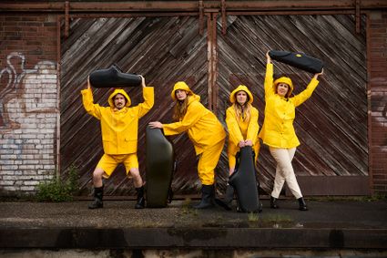 De spelers in gele regenjassen op het toneel