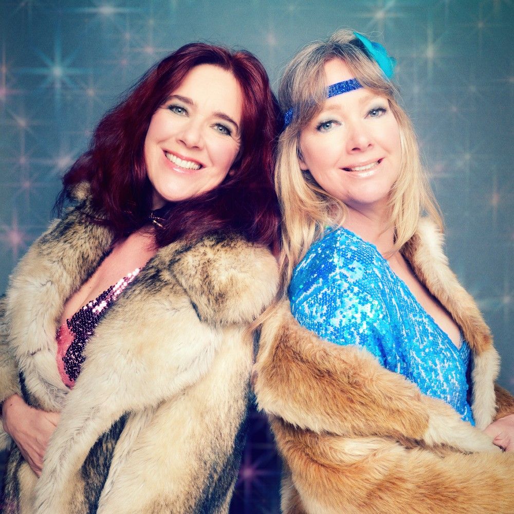 De zusjes Beatrice en Vera van der Poel zijn gekleed in een glitterjurk en een jas van bont.