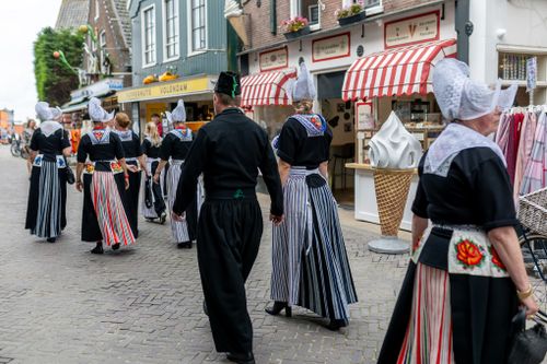 Mensen in Volendamse Klederdracht tijdens een optocht