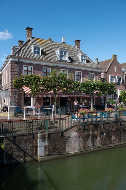 Ruis aan de Sluis gevel met terras aan de Vecht
