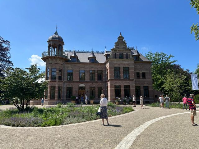Gebouw op Landgoed Zionsburg in een groene omgeving