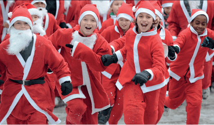 Kinderen verkleed als kerstmannen tijdens de SantaRun