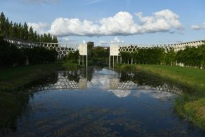In het Máximapark val je van de ene in de andere fraaie verbazing.  De lijst met bijzondere plekken is eindeloos: de prachtige Lelievijver, het trekpontje, de Vikingrijn, de Vlinderhof, de Japanse Tuin, de Pergola, de Binnenhof, de Buitenhof en het Lint.