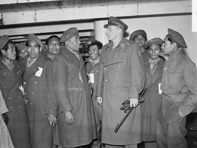 KNIL-militairen op de Kota Inten met een officier van het Nederlandse leger. 