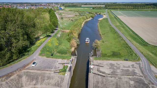 Luchtfoto havenkanaal Oude-Tonge midden deel