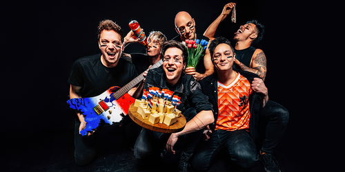Een band met muziekinstrumenten en Hollandse voorwerpen