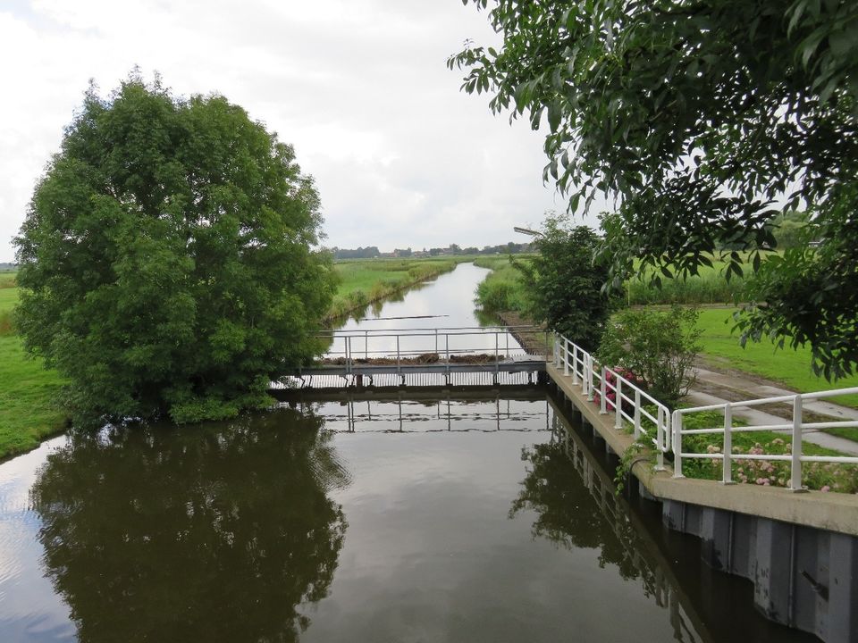 Zicht op de molensloot in noordelijke richting gezien vanaf het gemaal van polder de Zeevang