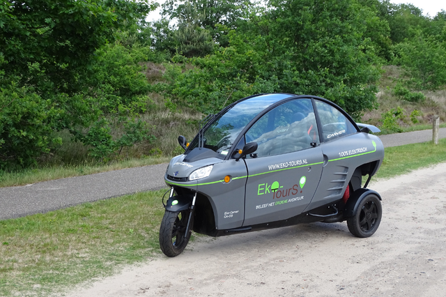 Ein Fahrzeug von Eko-Tours auf einem Sandweg