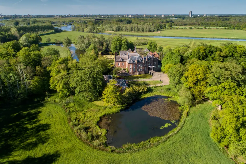 Kasteel Maurick vanuit de lucht
