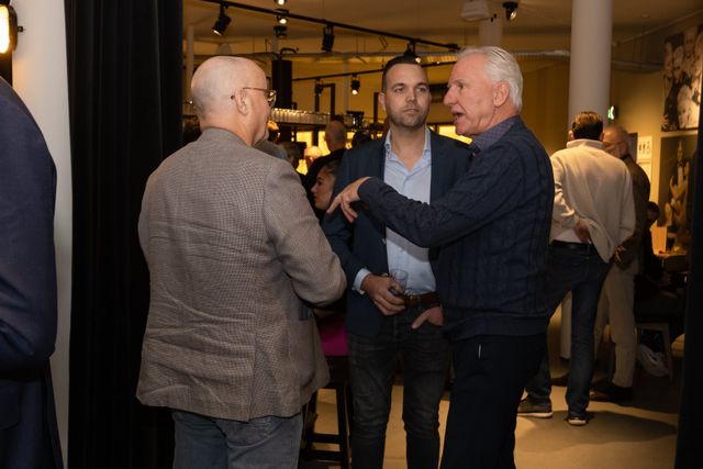 Netwerkgesprek tussen 3 mannen.
