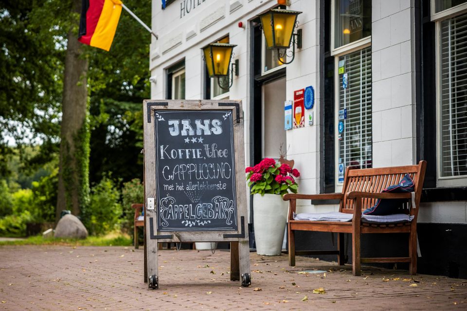 bord koffie met gebak