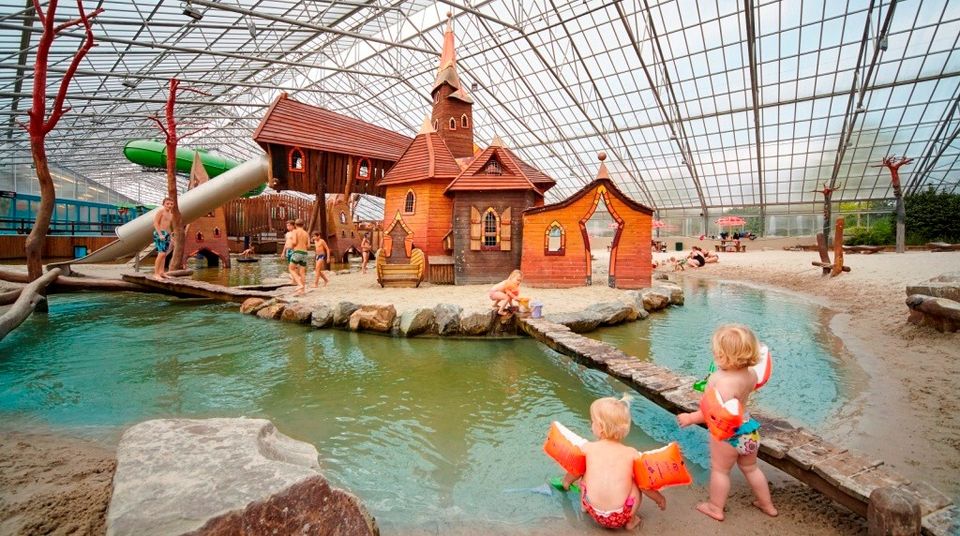 sterrenstrand met kinderen aan de rand van het water