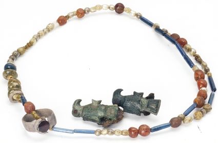 Bijgiften uit het graf van een meisje, eind 5e/begin 6e eeuw, met een mooie kralenketting, vingerring en typisch Frankische fibula’s in de vorm van een adelaar.