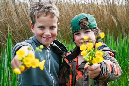 kids met bloemen