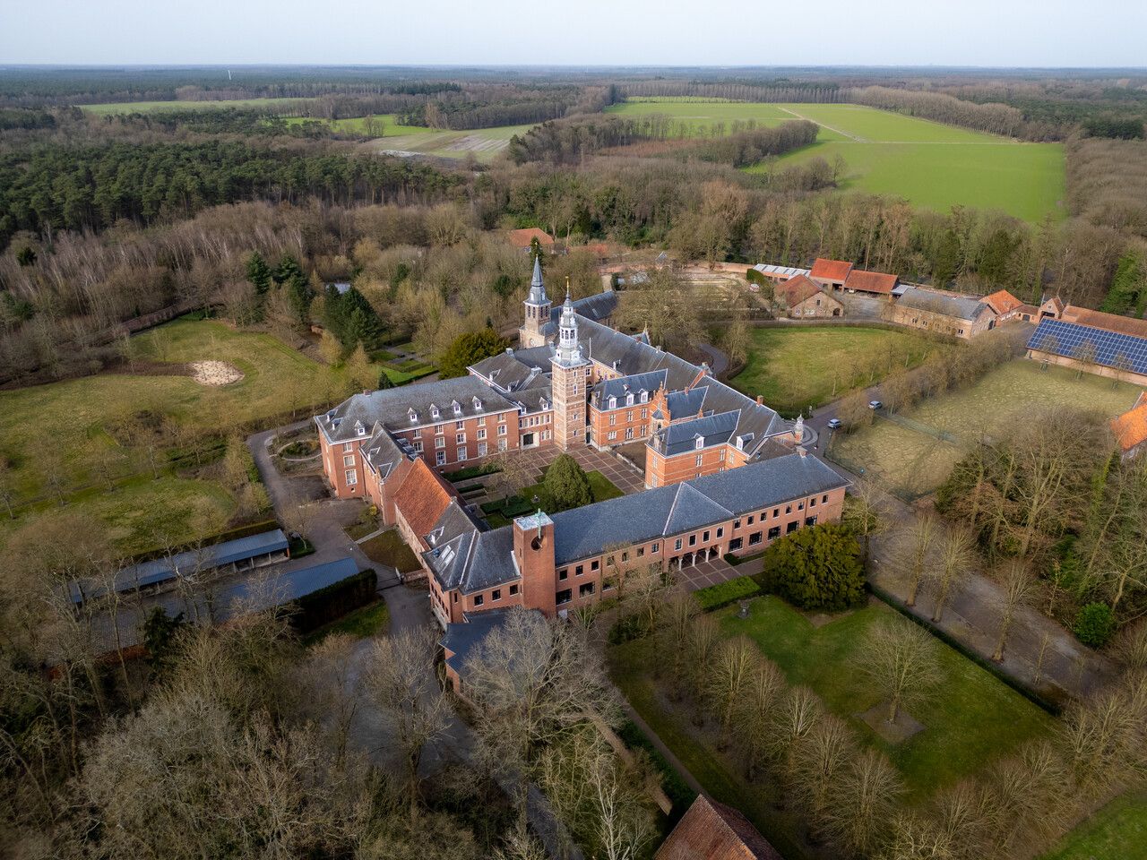 Abdij van Postel luchtfoto