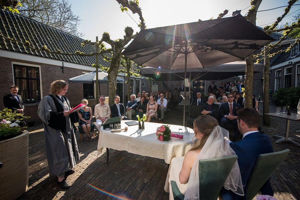 Een ceremonie op de binnenplaats van Het Broeker Huis