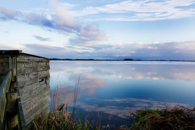 Vogelkijkhut It Swin in Gaasterland met uitzicht op een kleurrijke lucht.