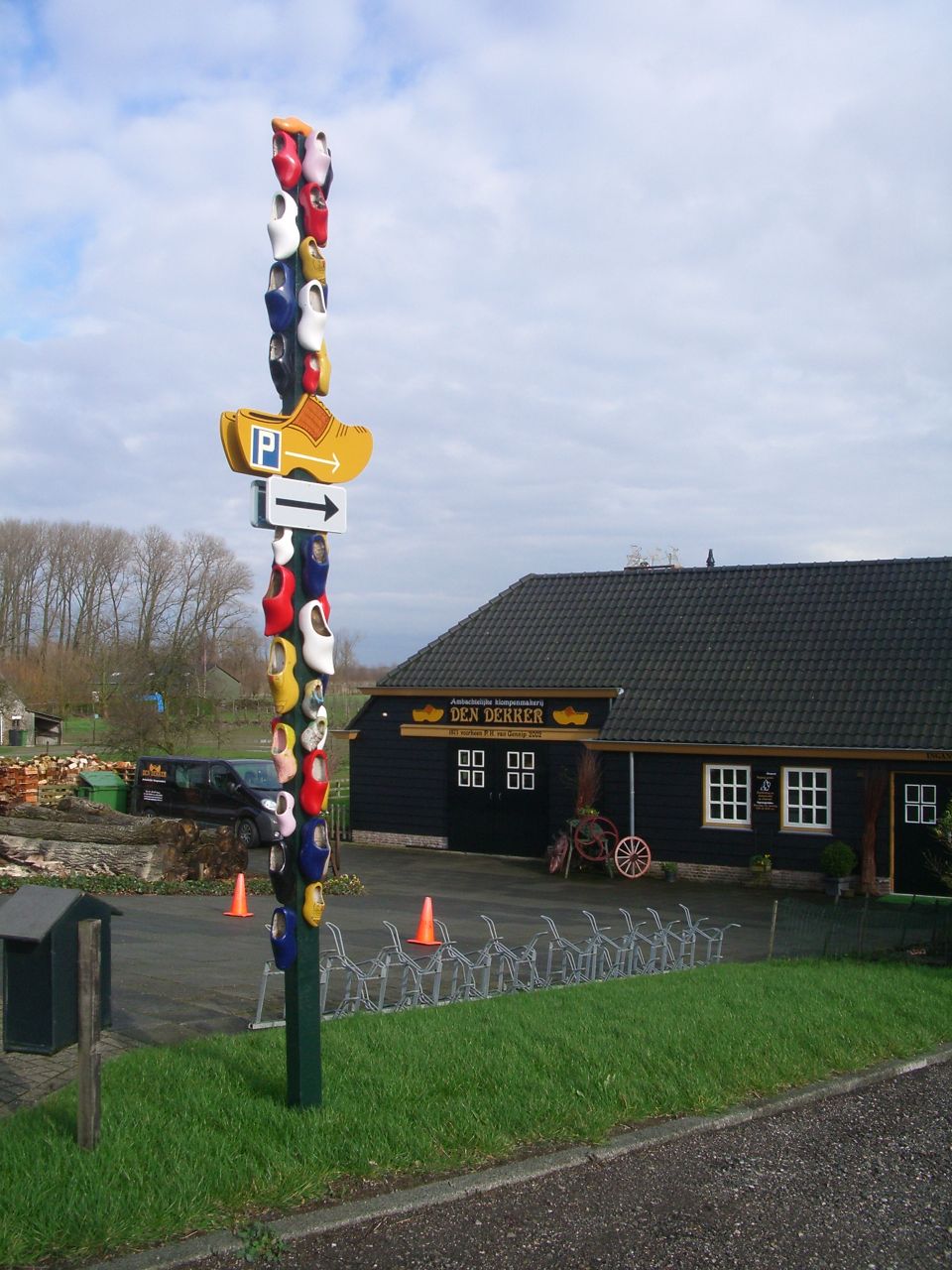 Paal met klompen eraan gemaakt