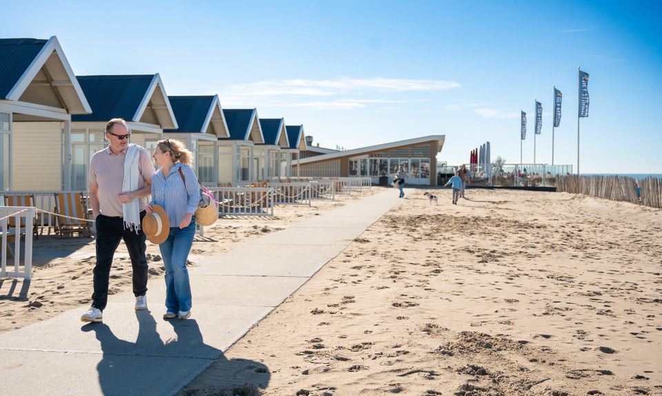 Foto van koppel en strandhuisjes in Katwijk