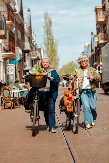 Twee vrouwen op een fiets in het centrum met boodschappen