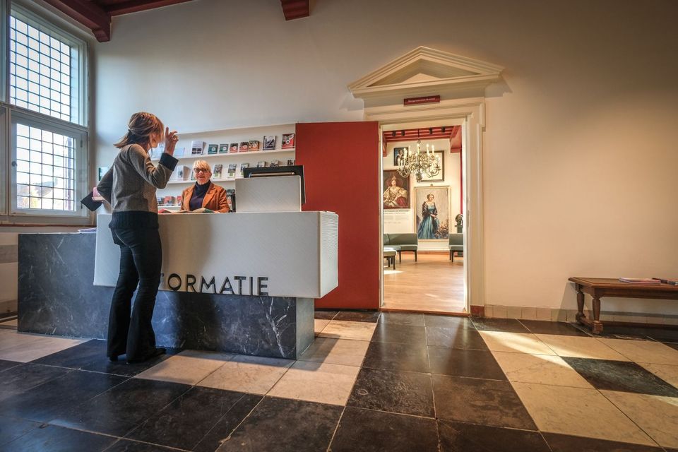 Foto van mevrouw aan balie van toeristisch informatiepunt Willemstad