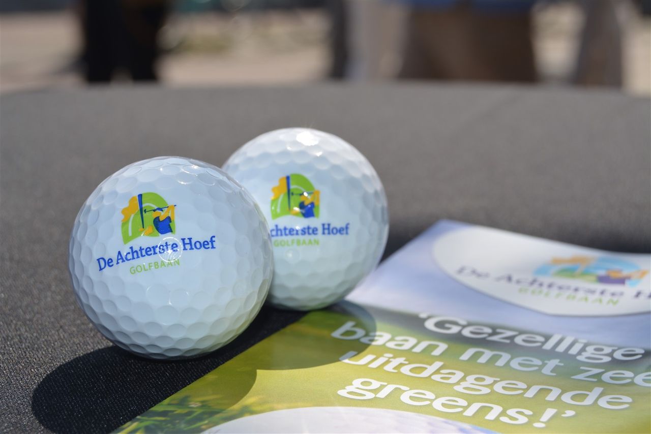 Golfballen op flyer