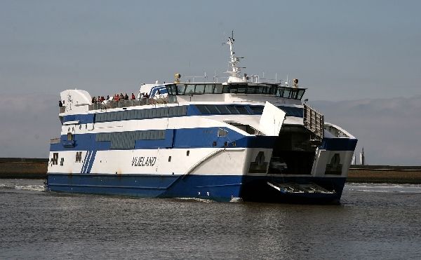 De Vlieland bij vertrek uit de haven.