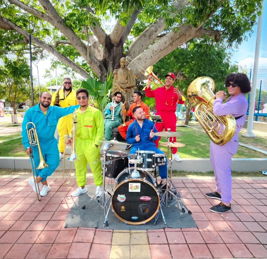 De band Papayebrass met muziekinstrumenten op straat