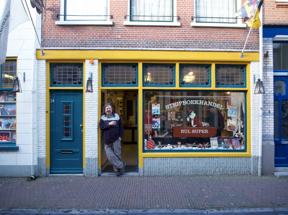 De eigenaar voor de winkel van Stripboekhandel Bul Super