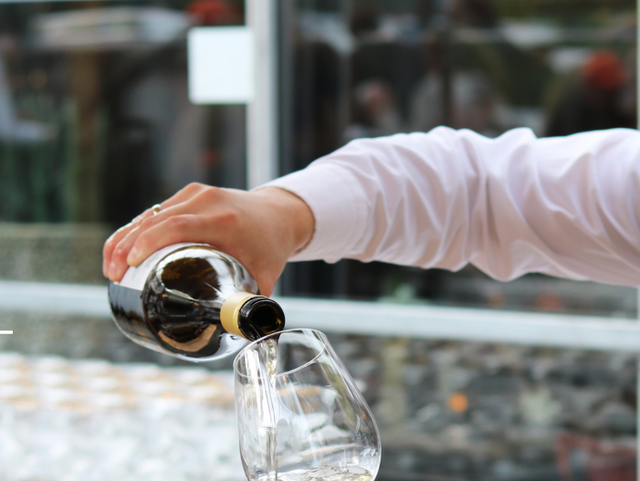Wijnglas wordt ingeschonken