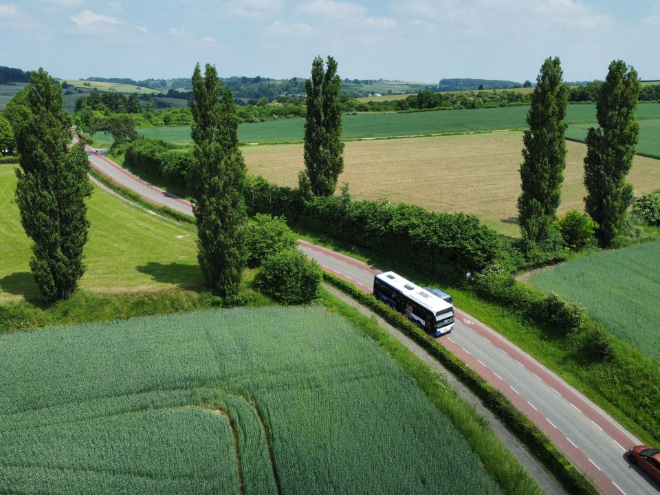 Arriva-Bus durch das Hügelland