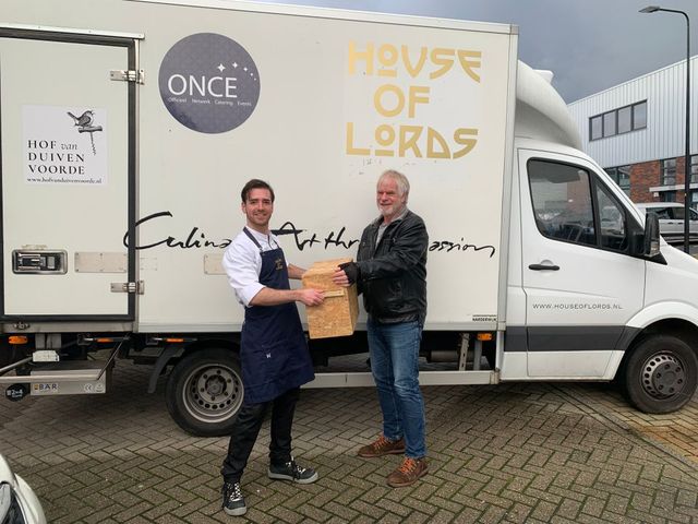 Twee mannen voor de bestelbus van House of Lords