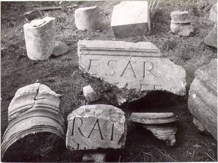 Fragmenten van monumentale gebouwen met (bouw)inscripties.