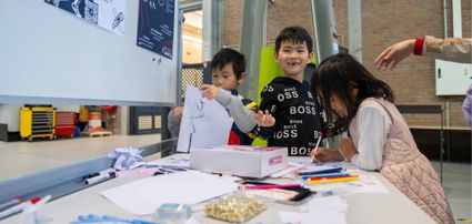 Kindjes aan het knutselen tijdens een evenement in Delft