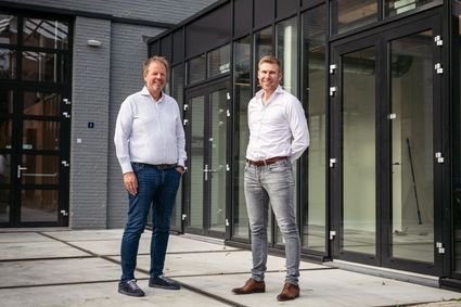Richard Jongeneelen, oprichter van SKN Bouw en zijn collega staan samen op de foto