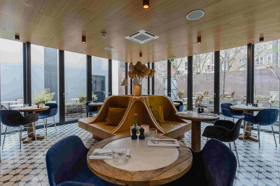 Hotel Monastere Maastricht Cafe Louis interieur