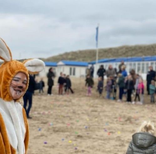 Foto van een kind die verkleed is als een paashaas