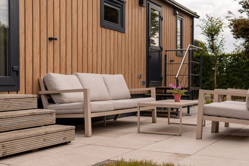 Außenansicht eines 4-Personen-Chalets auf dem Camping De Wulp in Noordwijk