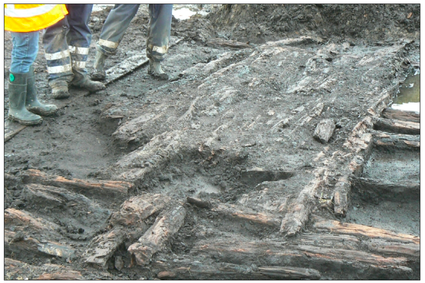 Close-up van de houten fundamenten van de boerderij.