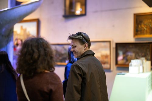 Bezoekers van een museum