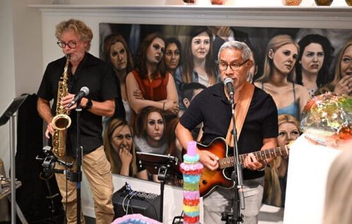 Twee personen maken muziek