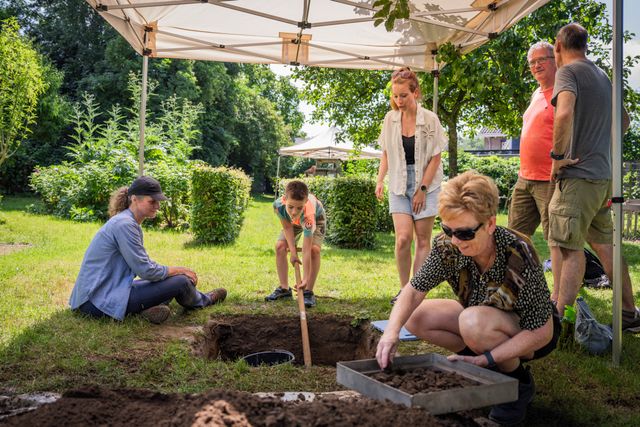 Deelnemers Nationale Archeologiedagen graven samen naar sporen uit 1629