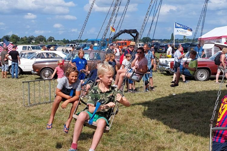 Historisch Festival Vreeland - Historie Herleeft kinderen in zweefmolen